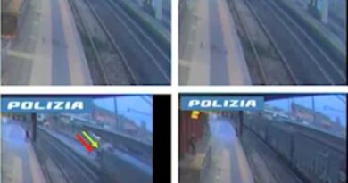 Ubriaco sui binari, agente lo trascina via 9 secondi prima del passaggio del treno Ubriaco sui binari, agente lo trascina via 9 secondi prima del passaggio del treno