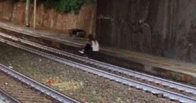 Militare salva ragazza seduta sui binari un attimo prima dell’arrivo del treno Militare salva ragazza seduta sui binari un attimo prima dell’arrivo del treno