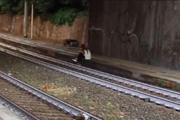 Militare salva ragazza seduta sui binari un attimo prima dell’arrivo del treno