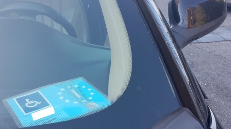 Rubano l’auto ad una famiglia con un bimbo disabile, la concessionaria gliene regala una nuova