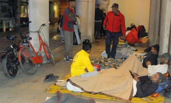 Treviso: benefattore anonimo paga l’hotel ai migranti accampati sotto i portici