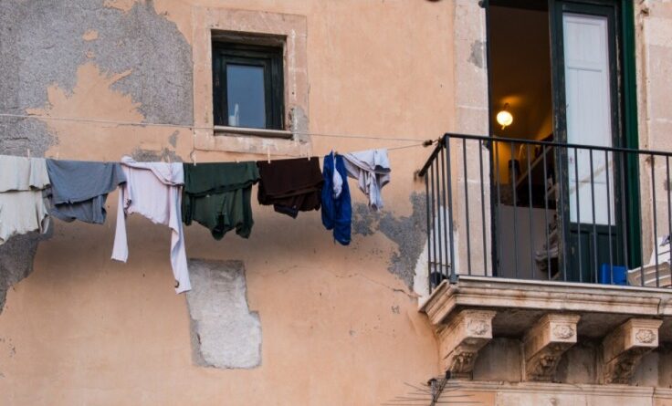 90enne si sporge per recuperare i panni stesi e cade dal balcone. Salvata da un carabiniere