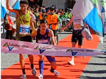 In testa alla maratona cade prima del traguardo, il secondo lo aiuta a vincere In testa alla maratona cade prima del traguardo, il secondo lo aiuta a vincere