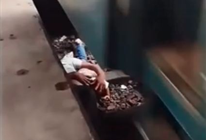 Padre eroe salva il figlio di un anno caduto sotto il treno