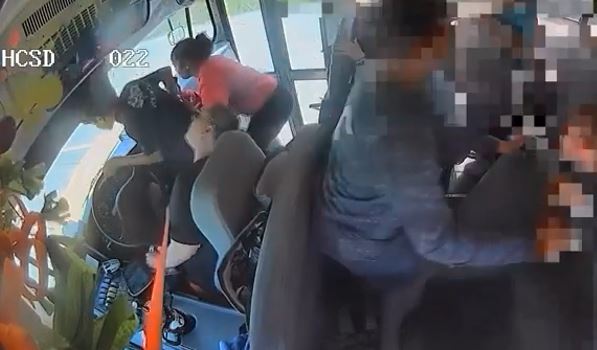 Conducente di scuolabus sviene, studenti eroi intervengono e fermano il mezzo