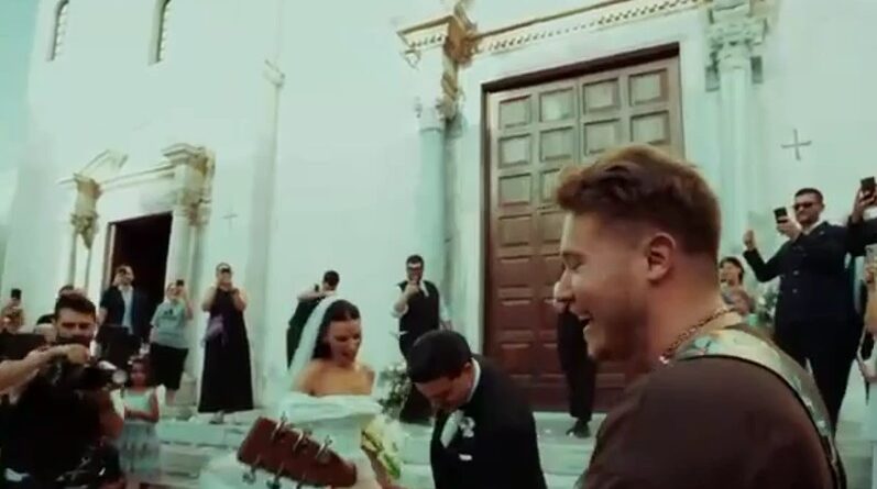 Il cantante Alfa sorprende due sposi all’uscita dalla chiesa con una serenata improvvisata Il cantante Alfa sorprende due sposi all’uscita dalla chiesa con una serenata improvvisata
