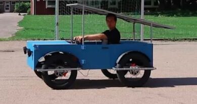Uno YouTuber costruisce un’auto a energia solare utilizzando due bici elettriche Uno YouTuber costruisce un’auto a energia solare utilizzando due bici elettriche