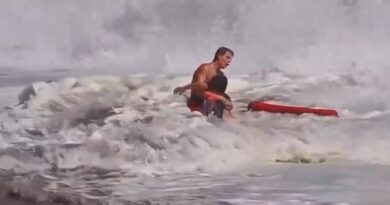 Bagnino di 16 anni sfida le onde per salvare un bambino Bagnino di 16 anni sfida le onde per salvare un bambino