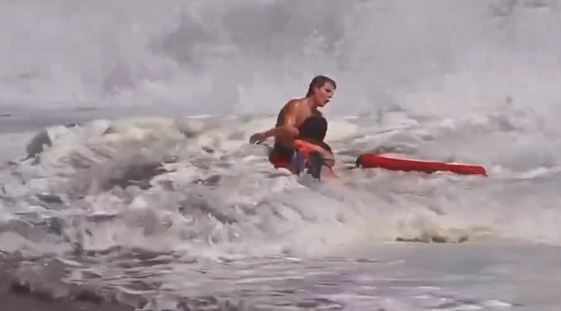 Bagnino di 16 anni sfida le onde per salvare un bambino Bagnino di 16 anni sfida le onde per salvare un bambino