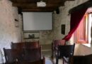Il cinema più piccolo del mondo: come 12 sedie salvano un borgo dallo spopolamento Il cinema più piccolo del mondo: come 12 sedie salvano un borgo dallo spopolamento
