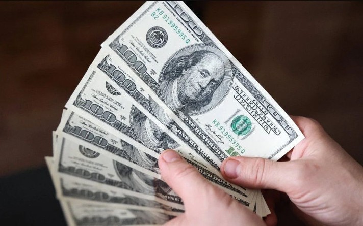 Trova 12mila dollari in un armadio e li restituisce al proprietario Trova 12mila dollari in un armadio e li restituisce al proprietario