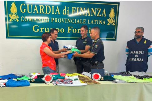 Formia, abiti confiscati dalla Guardia di Finanza donati alle famiglie in difficoltà Formia, abiti confiscati dalla Guardia di Finanza donati alle famiglie in difficoltà