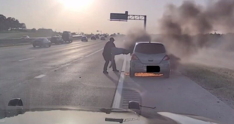Poliziotto sfida il fuoco e salva un automobilista intrappolato in un’auto in fiamme Poliziotto sfida il fuoco e salva un automobilista intrappolato in un’auto in fiamme