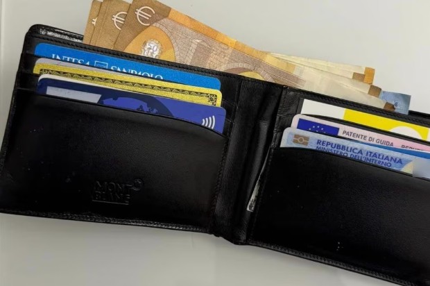 Trova portafoglio con soldi e carte, ragazzo del Mali lo restituisce al proprietario Trova portafoglio con soldi e carte, ragazzo del Mali lo restituisce al proprietario
