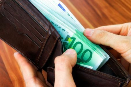 Cesena: trova 950 euro nel parcheggio e li consegna alla Polizia Locale
