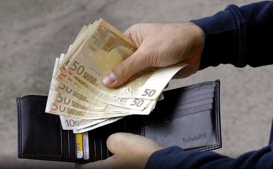 Pesaro Urbino: trova un borsello con mille euro e lo consegna alla polizia Pesaro Urbino: trova un borsello con mille euro e lo consegna alla polizia