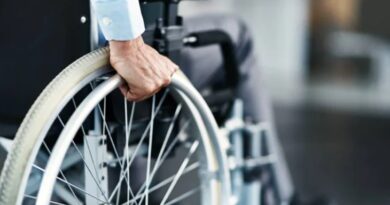 La solidarietà corre più veloce della burocrazia: imprenditore dona una carrozzina ad un anziano La solidarietà corre più veloce della burocrazia: imprenditore dona una carrozzina ad un anziano