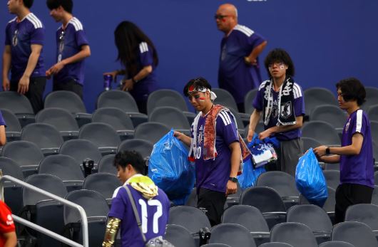 Al termine di ogni partita i tifosi giapponesi puliscono le tribune Al termine di ogni partita i tifosi giapponesi puliscono le tribune