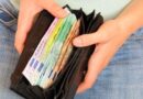 Trova 7mila euro in contanti e li riconsegna al proprietario Trova 7mila euro in contanti e li riconsegna al proprietario