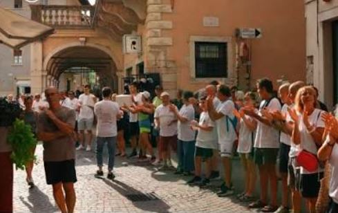 Arco: una catena umana salva una storica libreria Arco: una catena umana salva una storica libreria