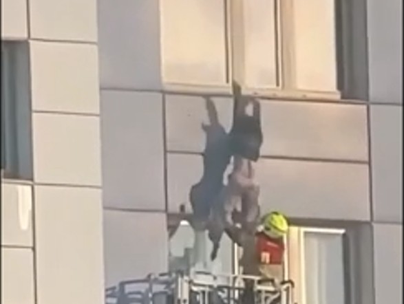 Salta dall’11 piano di un grattacielo in fiamme, salvata al volo dai vigili del fuoco Salta dall’11 piano di un grattacielo in fiamme, salvata al volo dai vigili del fuoco